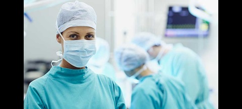 cirurgiã na sala de operações
